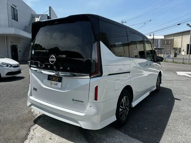 セレナ（ニッサン）の車両写真