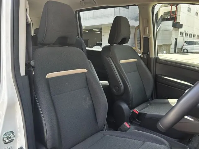 セレナ（ニッサン）の車両写真