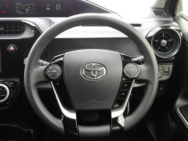 アクア（トヨタ）の車両写真
