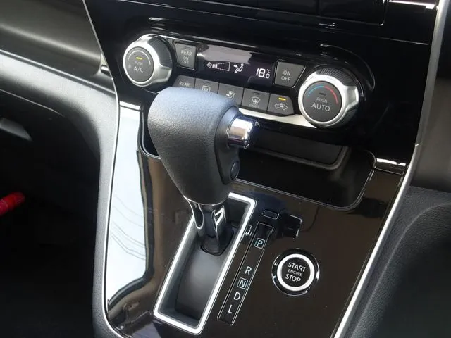 セレナ　Ｓハイブリッド　４ＷＤ（ニッサン）の車両写真