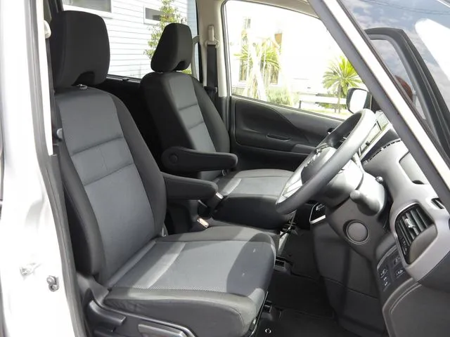 セレナ　Ｓハイブリッド　４ＷＤ（ニッサン）の車両写真