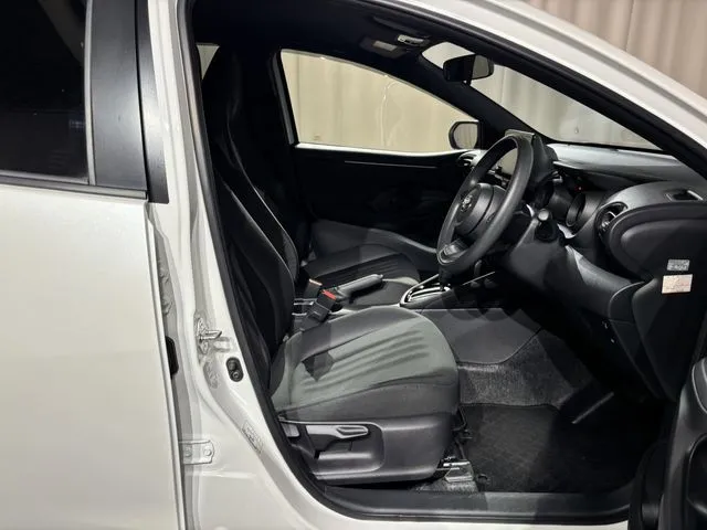 ヤリス　ハイブリッド（トヨタ）の車両写真