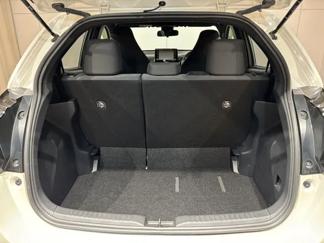 ヤリス　ハイブリッド（トヨタ）の車両写真