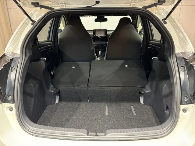 ヤリス　ハイブリッド（トヨタ）の車両写真