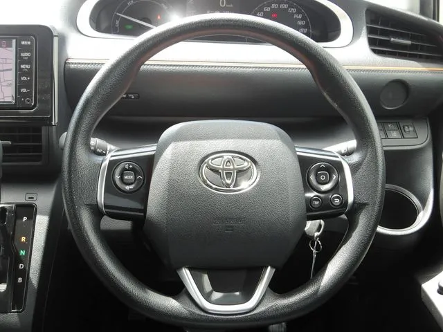 シエンタ　ハイブリッド（トヨタ）の車両写真