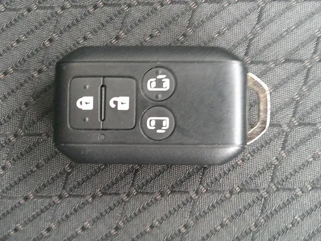 スペーシア　カスタム（スズキ）の車両写真