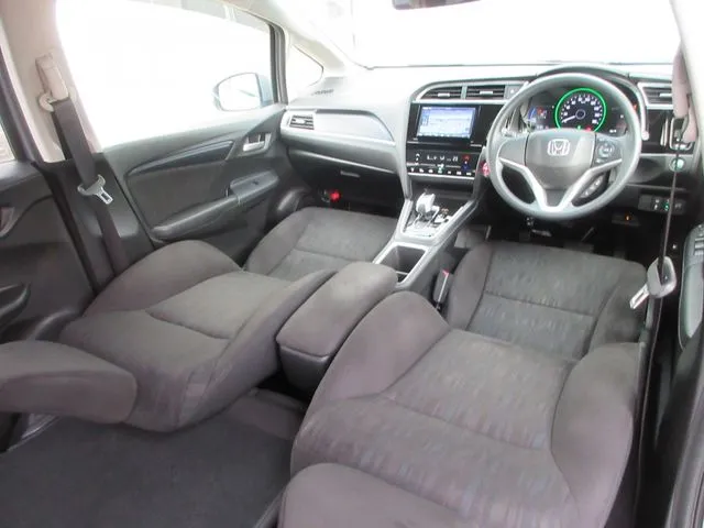 シャトル　ハイブリッド　４ＷＤ（ホンダ）の車両写真