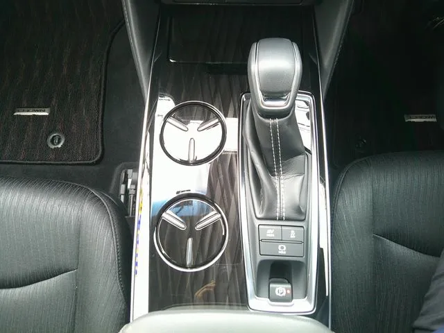 クラウン　セダン　ハイブリッド　４ＷＤ（トヨタ）の車両写真