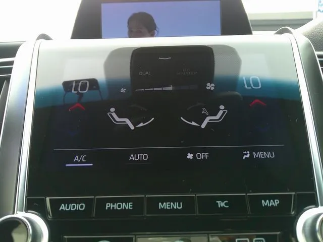 クラウン　セダン　ハイブリッド　４ＷＤ（トヨタ）の車両写真