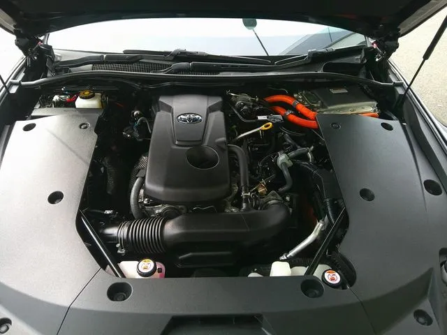 クラウン　セダン　ハイブリッド　４ＷＤ（トヨタ）の車両写真