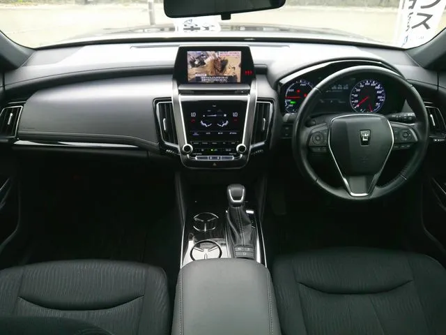 クラウン　セダン　ハイブリッド　４ＷＤ（トヨタ）の車両写真