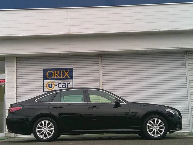 クラウン　セダン　ハイブリッド　４ＷＤ（トヨタ）の車両写真