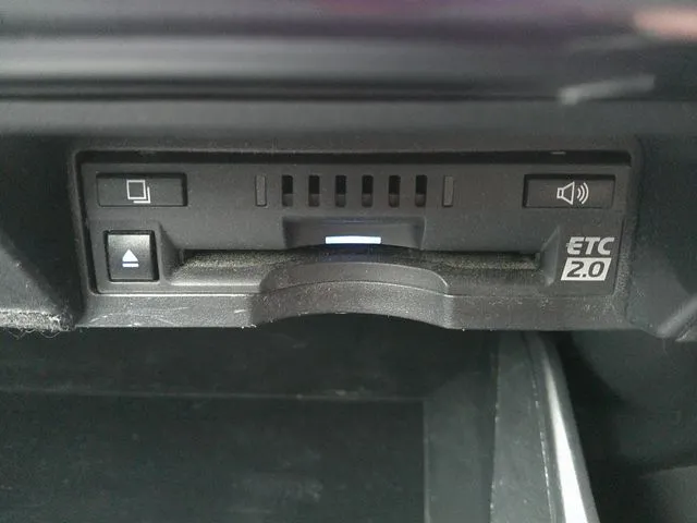 クラウン　セダン　ハイブリッド　４ＷＤ（トヨタ）の車両写真