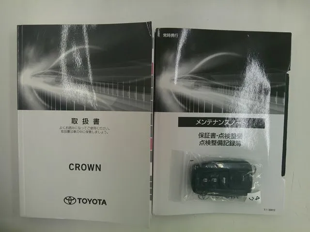 クラウン　セダン　ハイブリッド　４ＷＤ（トヨタ）の車両写真