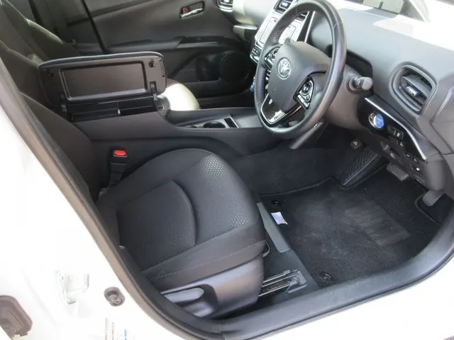 プリウス　４ＷＤ（トヨタ）の車両写真