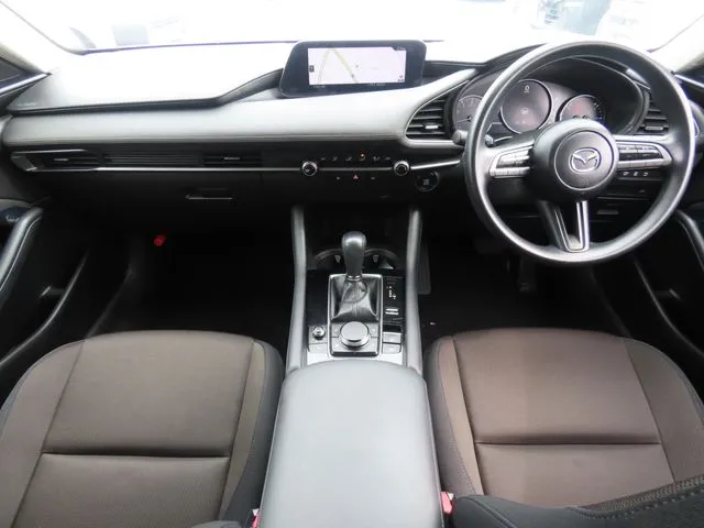 ＭＡＺＤＡ３　セダン（マツダ）の車両写真
