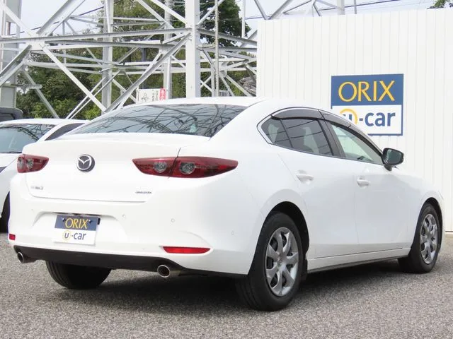 ＭＡＺＤＡ３　セダン（マツダ）の車両写真