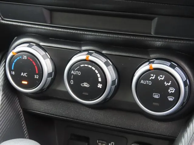 ＭＡＺＤＡ２（マツダ）の車両写真