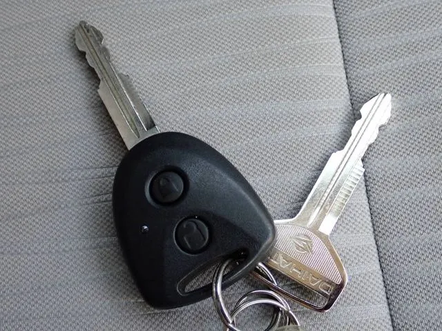 ミラ　イース（ダイハツ）の車両写真