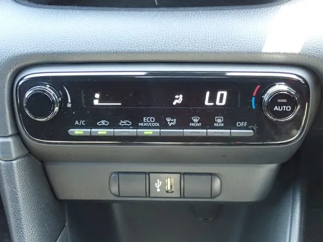 ヤリス　ハイブリッド（トヨタ）の車両写真