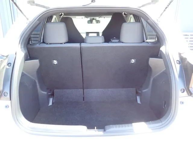 ヤリス　ハイブリッド（トヨタ）の車両写真