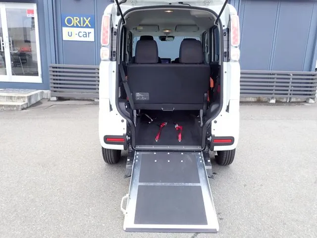 スペーシア（スズキ）の車両写真