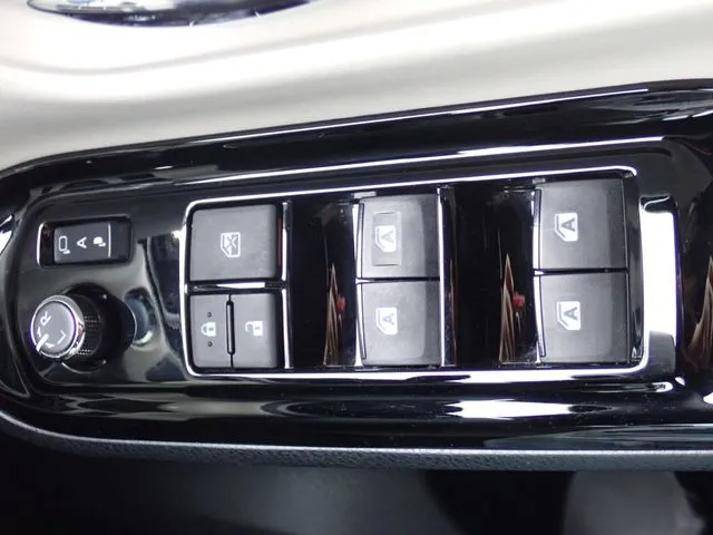ノア　ハイブリッド（トヨタ）の車両写真