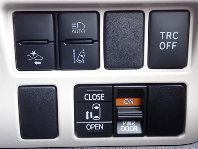 ノア　ハイブリッド（トヨタ）の車両写真