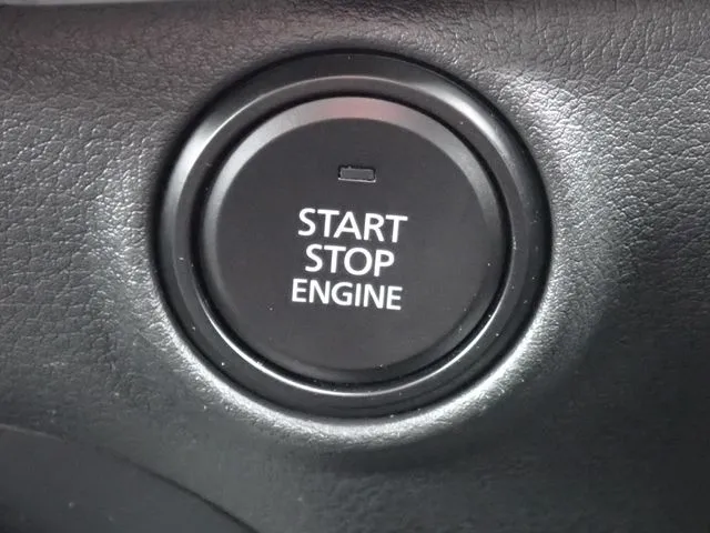 マツダ　ＭＡＺＤＡ３　セダン