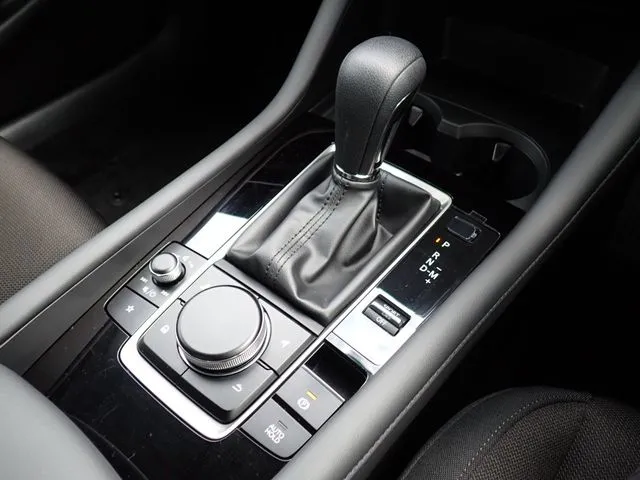 マツダ　ＭＡＺＤＡ３　セダン