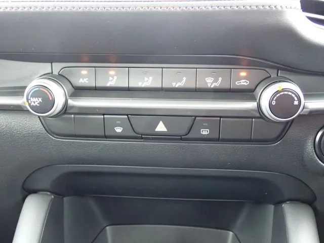 マツダ　ＭＡＺＤＡ３　セダン