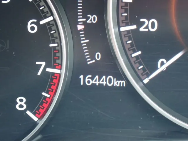 マツダ　ＭＡＺＤＡ３　セダン