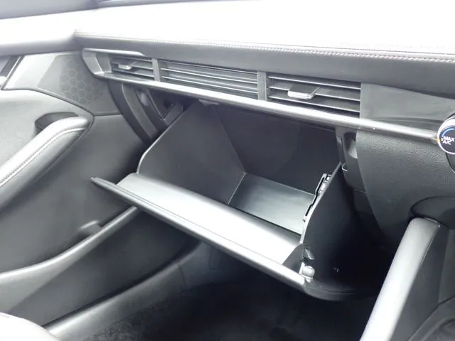マツダ　ＭＡＺＤＡ３　セダン
