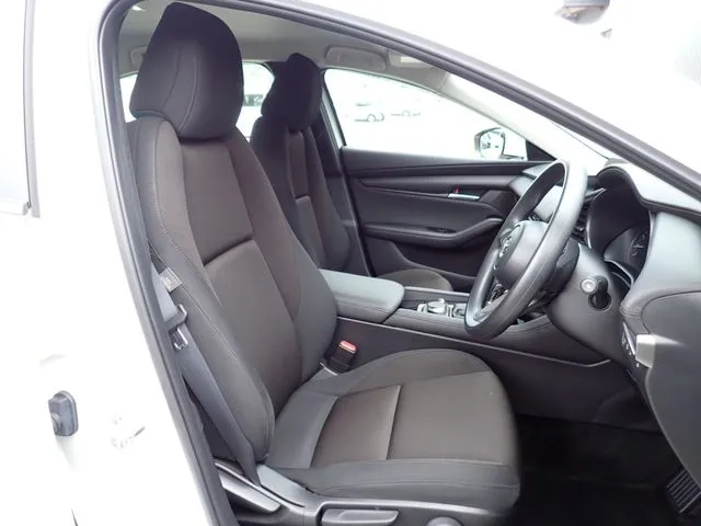 マツダ　ＭＡＺＤＡ３　セダン