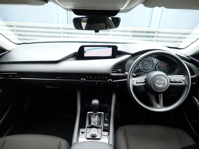 マツダ　ＭＡＺＤＡ３　セダン