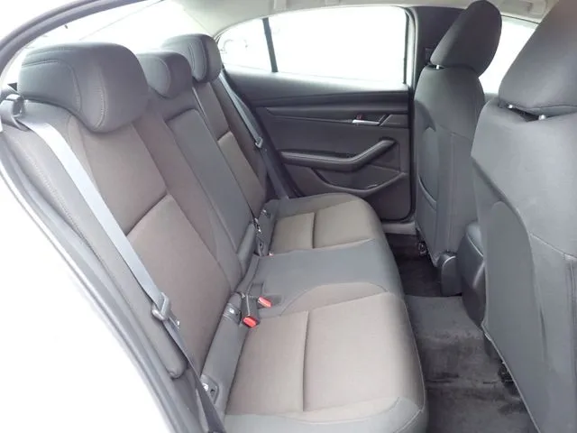 マツダ　ＭＡＺＤＡ３　セダン