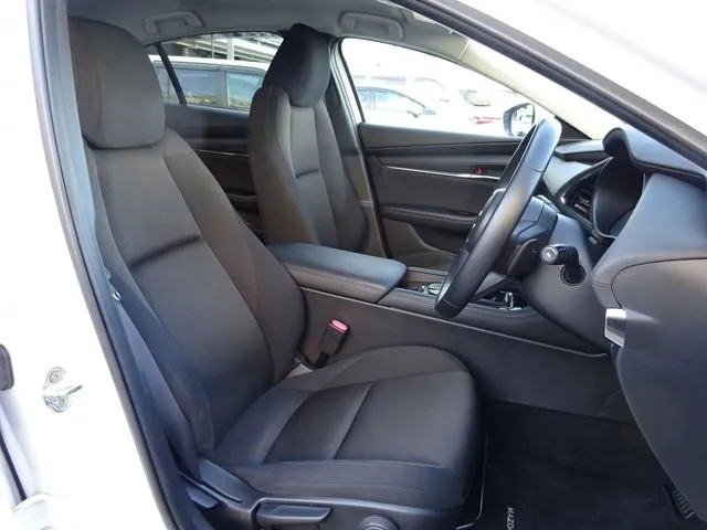 MAZDA3 セダン(マツダ)の車両写真