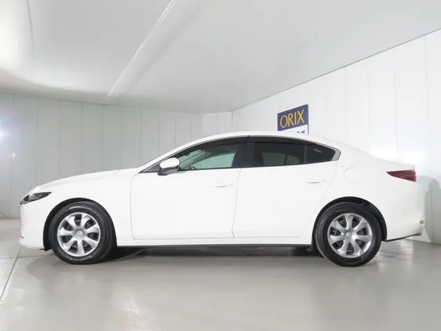 ＭＡＺＤＡ３　セダン（マツダ）の車両写真