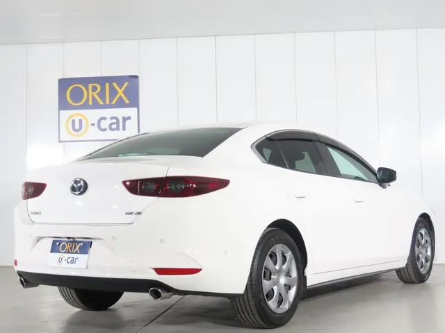 ＭＡＺＤＡ３　セダン（マツダ）の車両写真