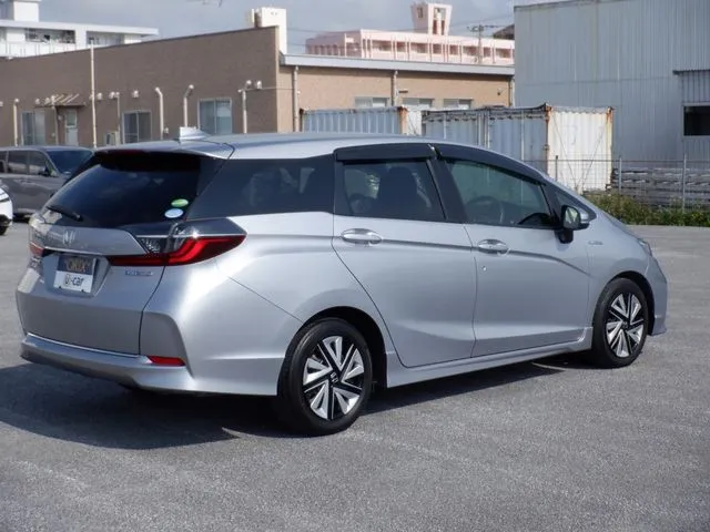 シャトル　ハイブリッド（ホンダ）の車両写真
