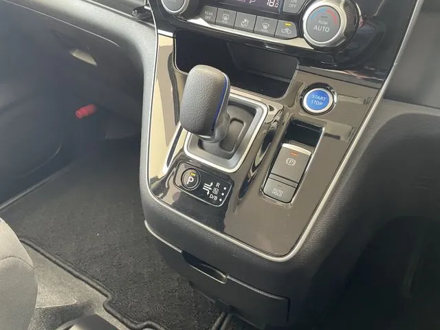セレナ（ニッサン）の車両写真