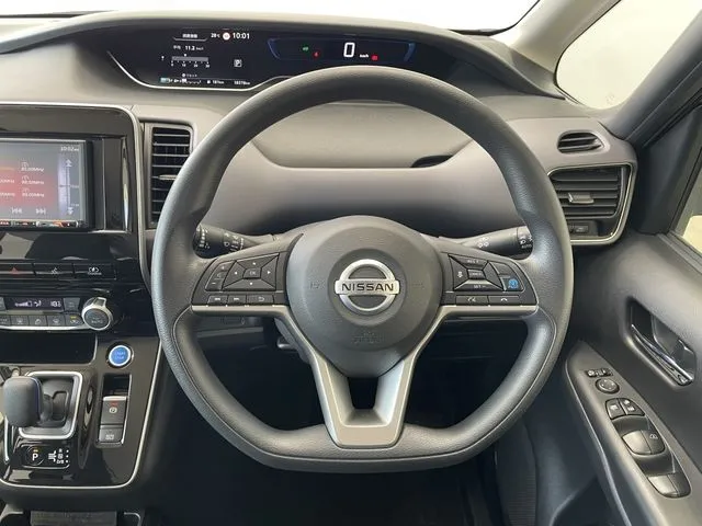 セレナ（ニッサン）の車両写真