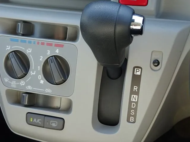 ミラ イース(ダイハツ)の車両写真