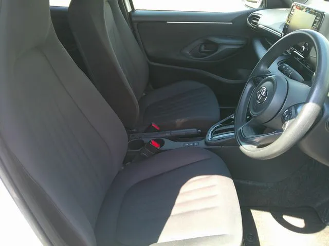 ヤリス　ハイブリッド（トヨタ）の車両写真