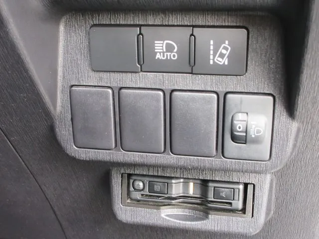 プリウス　アルファ（トヨタ）の車両写真
