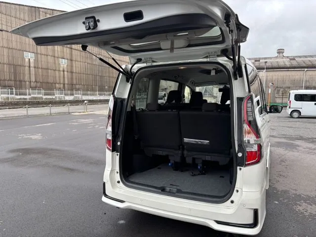 セレナ Sハイブリッド(ニッサン)の車両写真