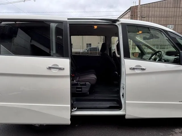 セレナ Sハイブリッド(ニッサン)の車両写真