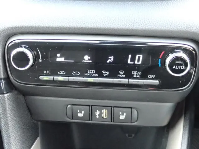 ヤリス　ハイブリッド（トヨタ）の車両写真