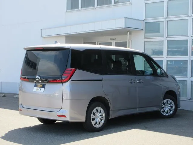 ノア 4WD(トヨタ)の車両写真