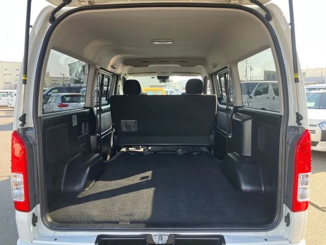 トヨタ ハイエースバン 4WD